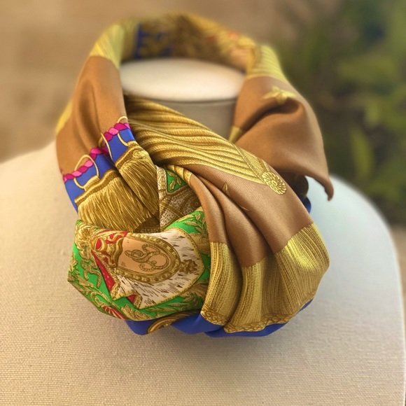 HERMÈS Poste et Cavalerie Silk Twill Scarf, 90, 1986, EUC - Picture 10 of 10